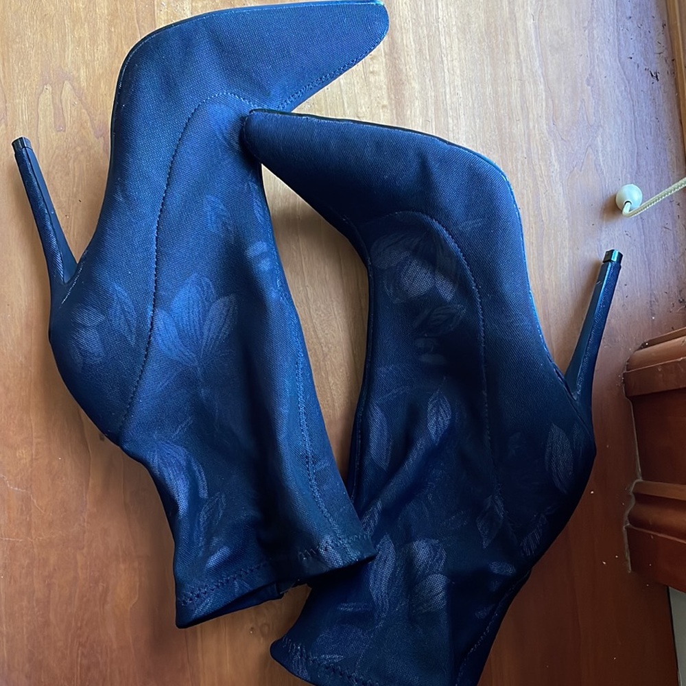 JustFab Side Zip “Shylan”Sock Floral Embossed Black Boots Size 8.5